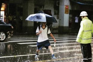 湖南中考遇暴雨，一学生游泳赶考彰显坚韧意志