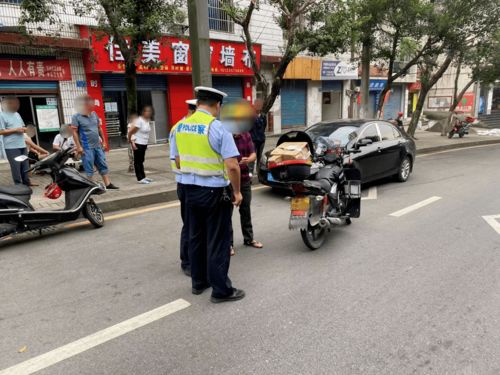 男子驾车别停摩托车辱骂骑手被拘留